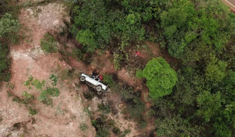 Motorista resgatado após ficar mais de 40 horas caído em uma ribanceira relatou: “Não me deixe morrer”.