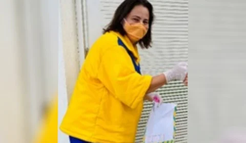 Professora se veste de carteira e entrega cartas aos seus alunos; “Era muita saudade”.