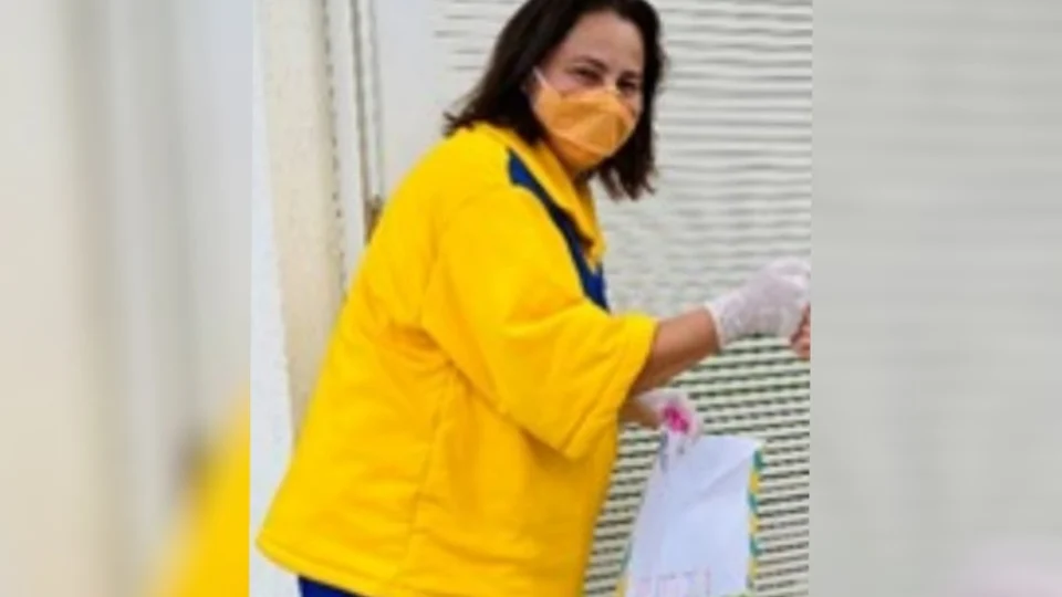 Professora se veste de carteira e entrega cartas aos seus alunos; “Era muita saudade”.