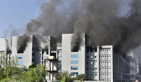 Incêndio em empresa que produz vacina na Índia deixa 5 vítimas fatais; Veja vídeo