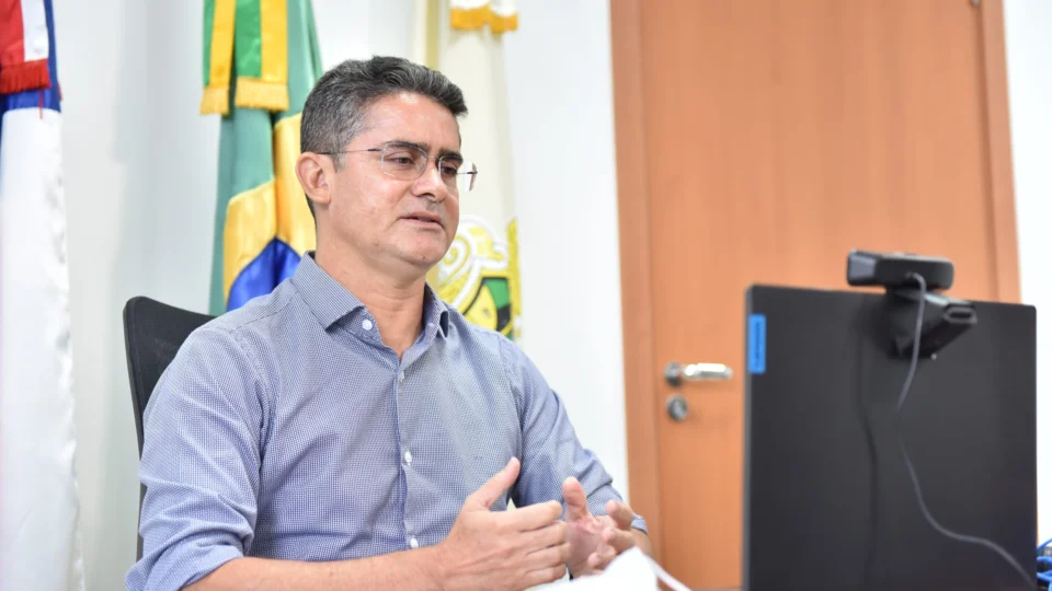 Prefeito David Almeida negocia aquisição de 700 mil doses da vacina contra a Covid-19