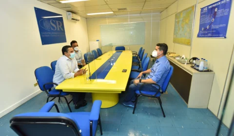 Prefeito David Almeida fecha aquisição de 1,5 milhão de seringas para vacinação contra a Covid-19