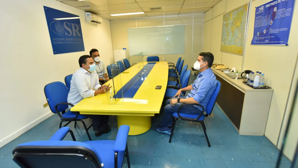 Prefeito David Almeida fecha aquisição de 1,5 milhão de seringas para vacinação contra a Covid-19