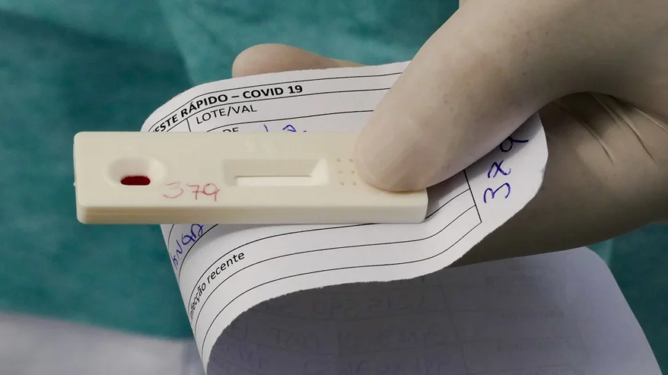 China passa a usar testes retais para detectar Covid-19, informa TV estatal