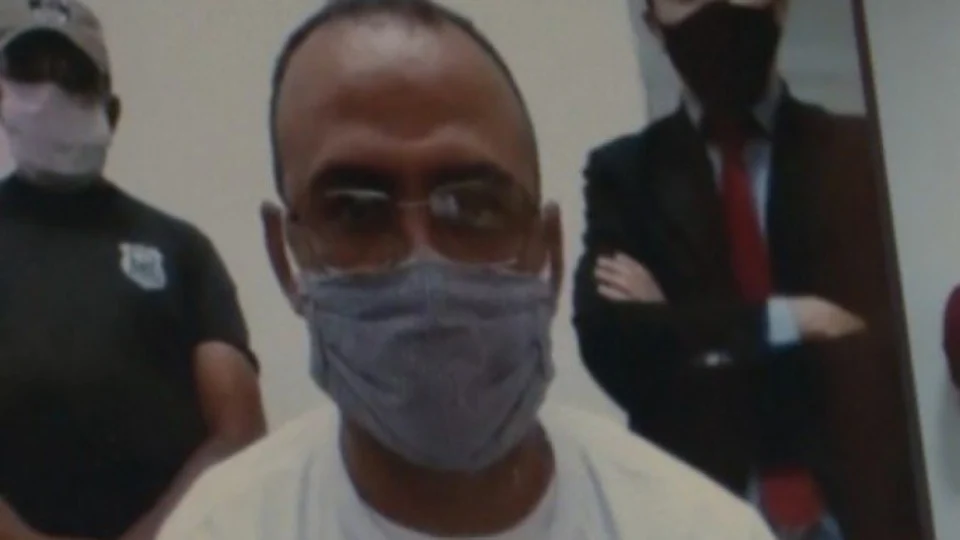 De presídio, vereador suspeito de assalto toma posse por videoconferência