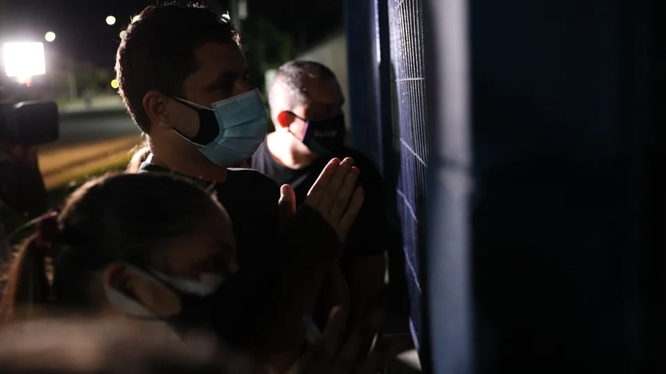 Transferência de pacientes com Covid-19 para outros Estados traz esperança aos familiares