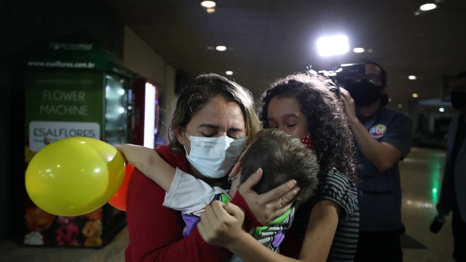 Primeiros recuperados da Covid-19 atendidos em outros estados chegam a Manaus