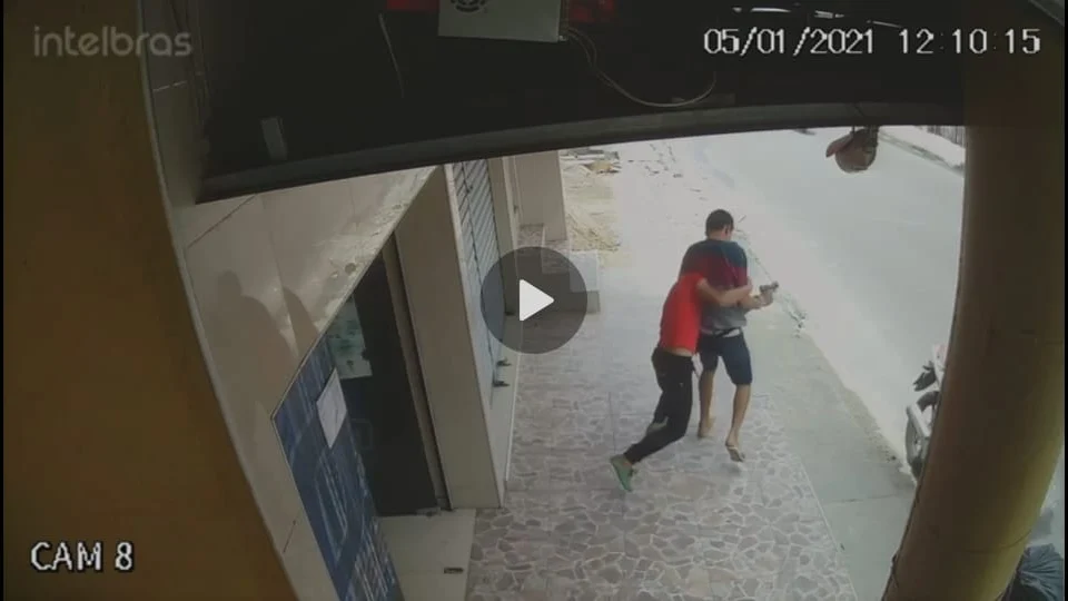 VEJA VÍDEO! Homem reage a assalto e acaba alvejado no bairro Nova Floresta