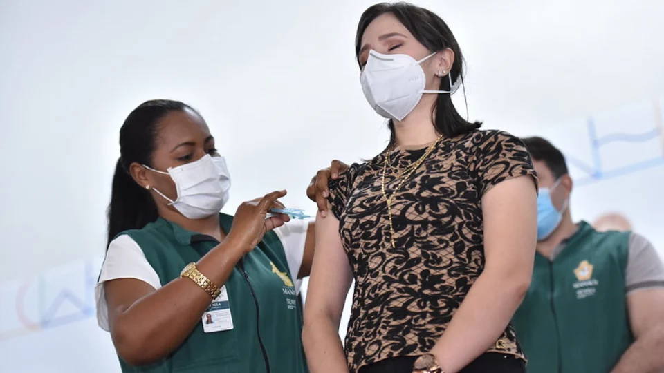 Prefeitura de Manaus vacina profissionais de nove unidades de saúde neste sábado (23)