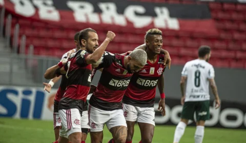 Flamengo vence Palmeiras e segue na luta pelo título