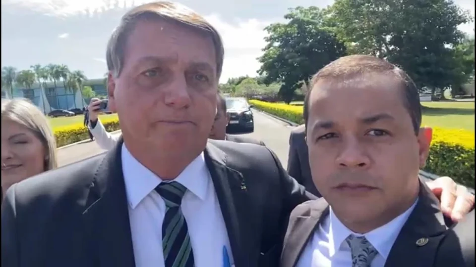 Deputado Pablo grava vídeo com Bolsonaro sobre o caos na saúde pública do AM