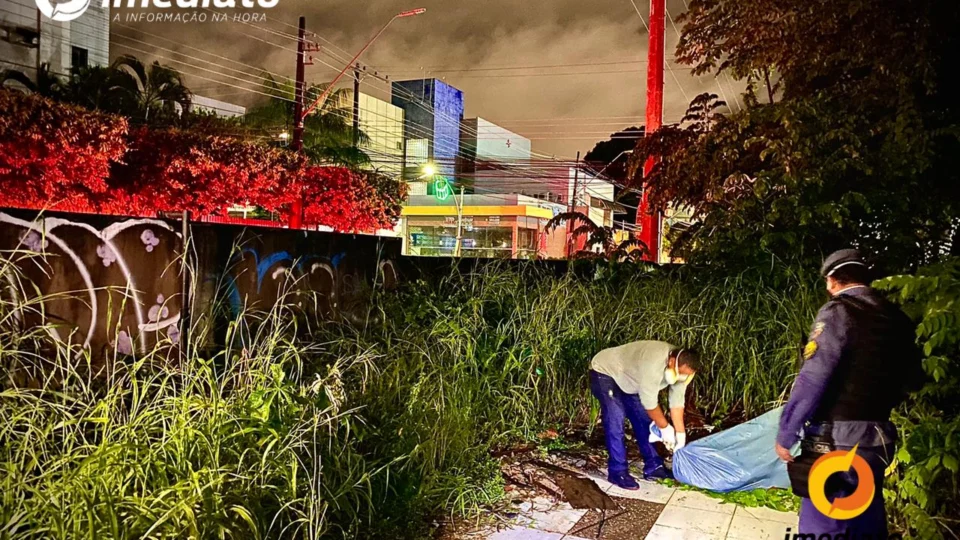 Homem é assassinado a facadas e corpo é encontrado em casa abandonada no Vieiralves