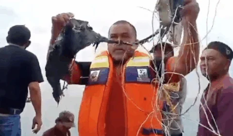 Queda de avião na Indonésia é confirmada; Equipes de busca começaram a encontrar “destroços suspeitos” – VEJA VÍDEO
