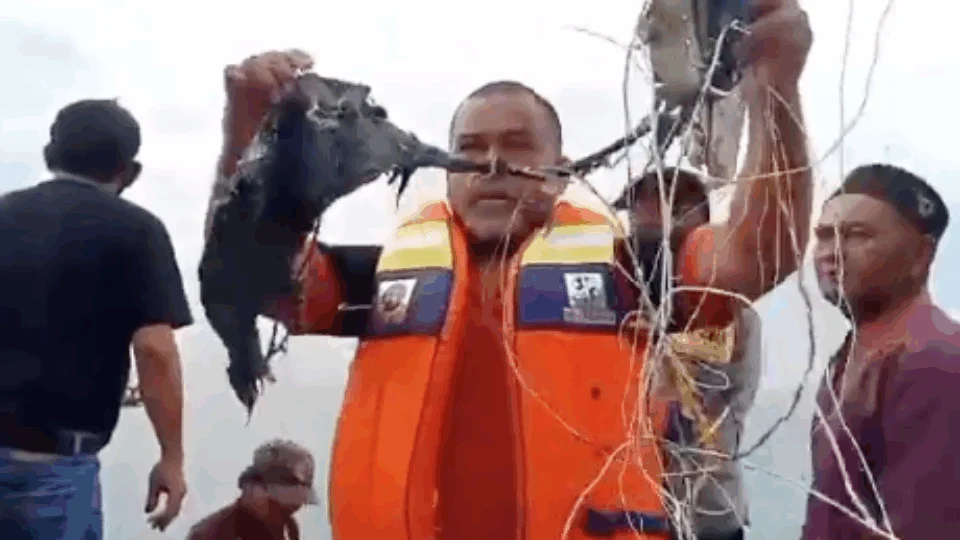 Queda de avião na Indonésia é confirmada; Equipes de busca começaram a encontrar “destroços suspeitos” – VEJA VÍDEO