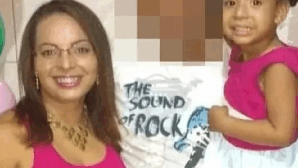 VEJA VÍDEOS! Mulher mata, arranca olhos e língua da própria filha de 5 anos com uma tesoura