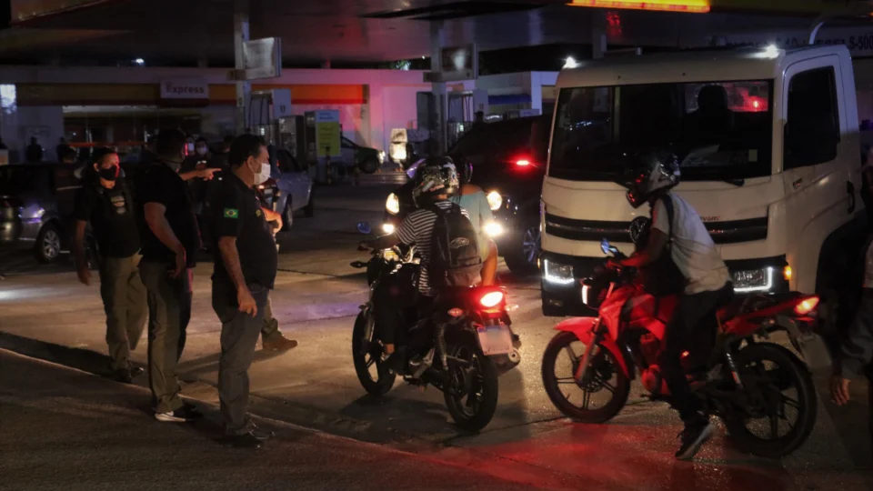 71 pessoas são detidas pelo descumprimento do “Toque de recolher”; Veja vídeos das prisões