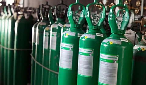 Pessoas com deficiência recebem cilindros de oxigênio após doação de empresa para a Sejusc