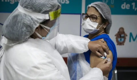 Mais de mil profissionais de saúde já foram vacinados contra a Covid-19 em Manaus