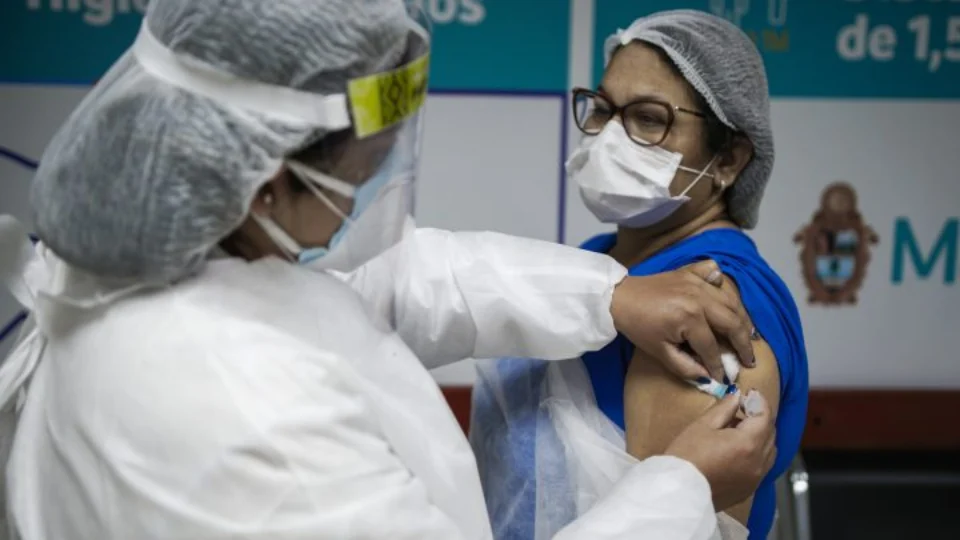 Mais de mil profissionais de saúde já foram vacinados contra a Covid-19 em Manaus