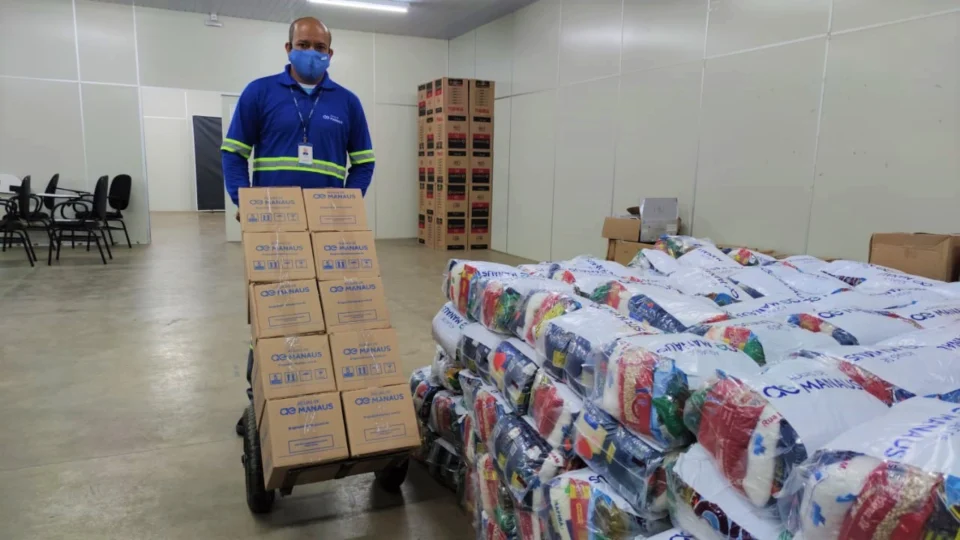 Solidariedade: Águas de Manaus faz doação de 1000 cestas básicas e 12 mil copos de água tratada