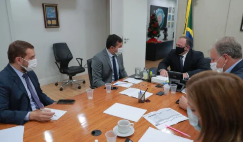 Nas próximas 48 horas, Amazonas deve receber monitores e respiradores para fortalecer o combate à Covid-19