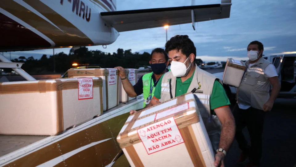 Governo envia 13.768 doses das vacinas AstraZeneca e Coronavac para municípios  do AM