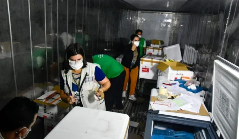 Iniciou hoje a distribuição de vacinas aos municípios do interior ; “Momento em que vai acontecer um milagre “