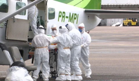 Pacientes com Covid-19 são transferidos de Tabatinga para o Acre por meio do serviço de UTI Aérea da SES-AM