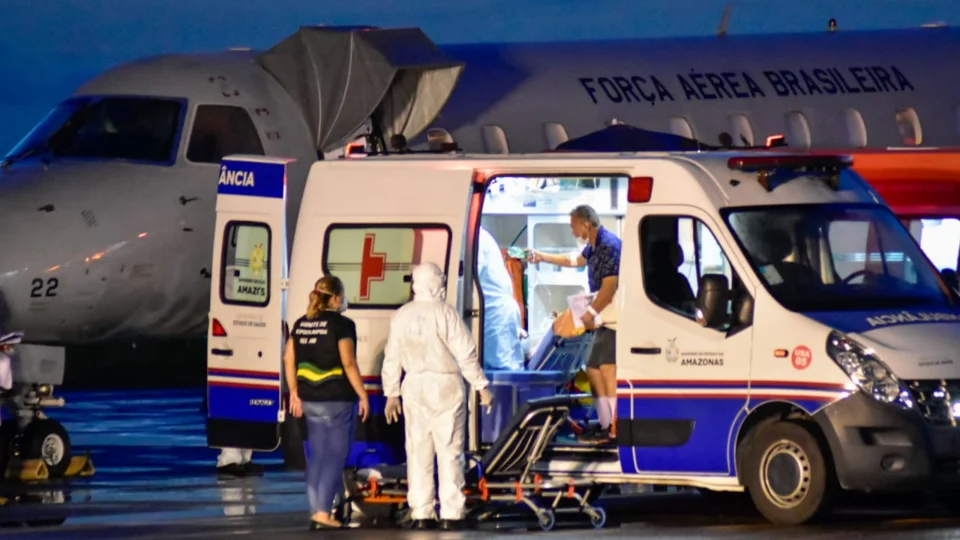 Governo do Amazonas transfere mais 18 pacientes para Goiás na noite desta segunda-feira (18/01)