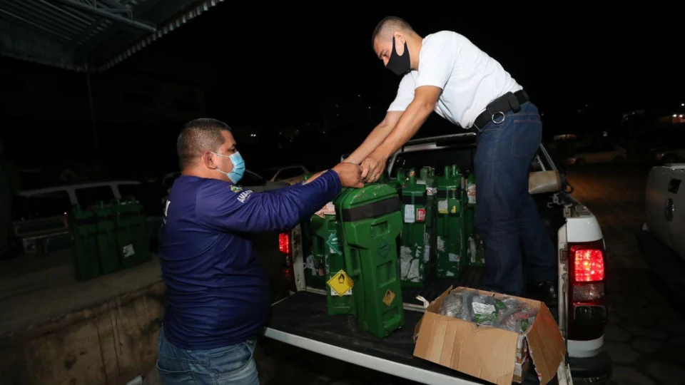 Governo do Amazonas segue enviando cilindros de oxigênio para o interior