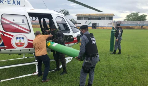 Aviões, helicópteros e lanchas são usados para levar oxigênio para municípios do interior