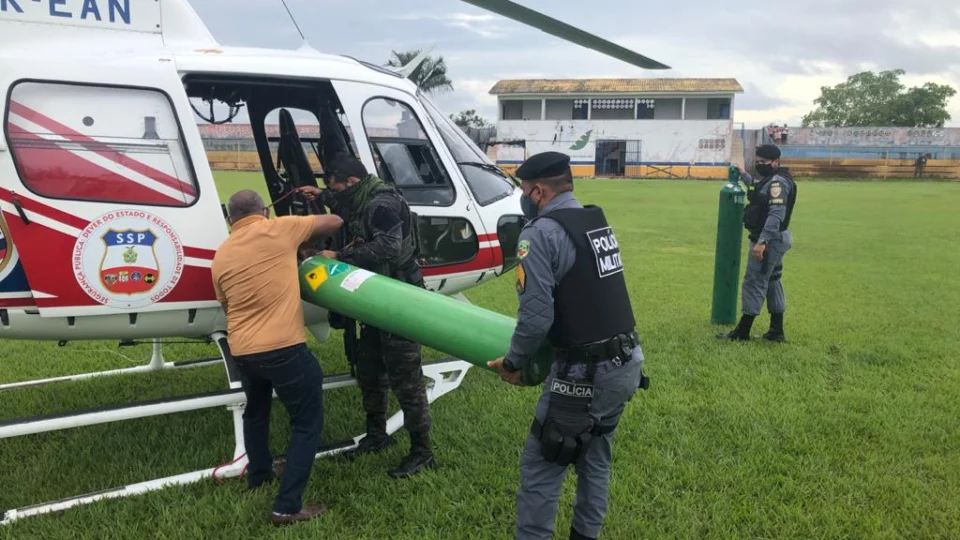 Aviões, helicópteros e lanchas são usados para levar oxigênio para municípios do interior