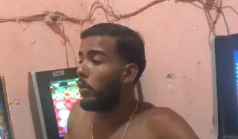 Homem é flagrado em jogo proibido e apanha de suposto Policial; Veja vídeo.