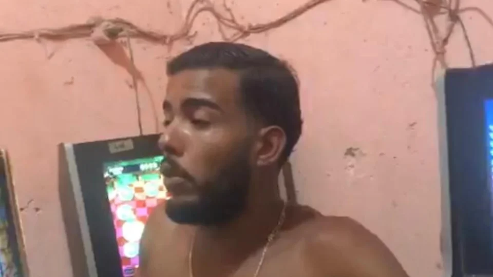 Homem é flagrado em jogo proibido e apanha de suposto Policial; Veja vídeo.