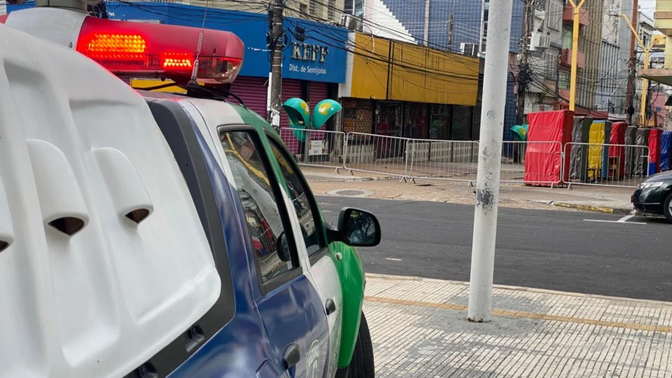 Ruas do Centro de Manaus são bloqueadas e PM-AM faz segurança