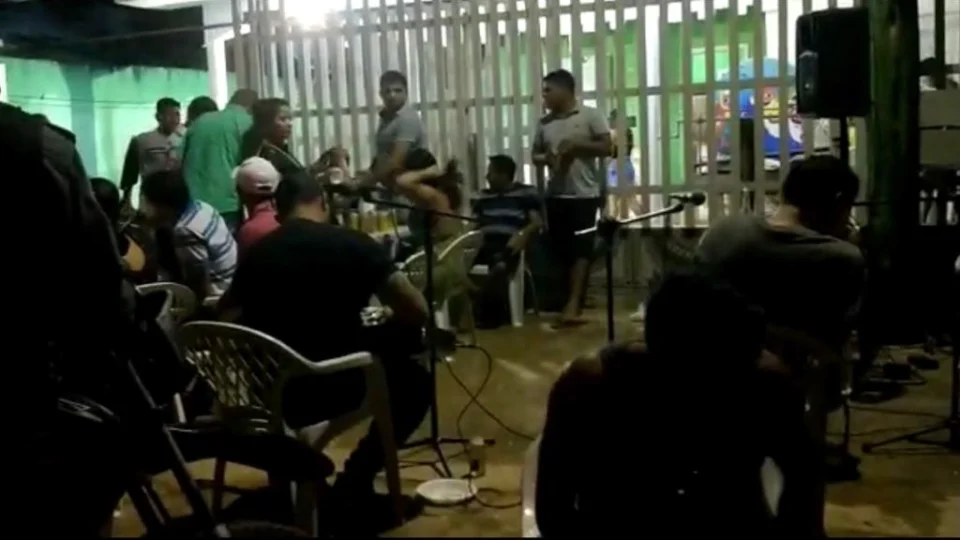 Veja vídeo: Homem tenta impedir fechamento de estabelecimento