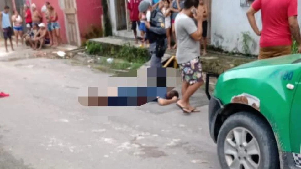 VEJA VIDEO! Homem vai visitar esposa, mas é retirado de carro e morto com 8 tiros na zona Leste