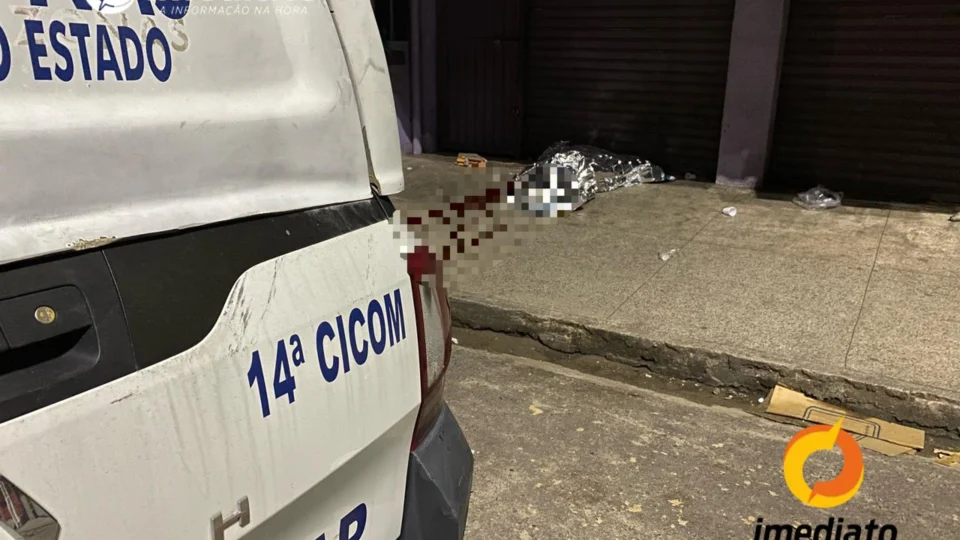 Morador de rua é brutalmente assassinado com pedradas na cabeça, no Jorge Teixeira