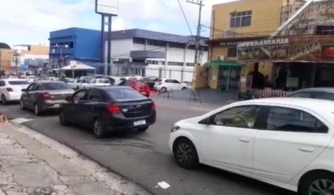 Motoristas de aplicativo fazem fila quilométrica para devolver carros na zona Sul; Veja o vídeo!