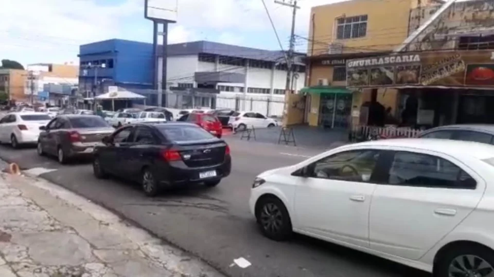 Motoristas de aplicativo fazem fila quilométrica para devolver carros na zona Sul; Veja o vídeo!