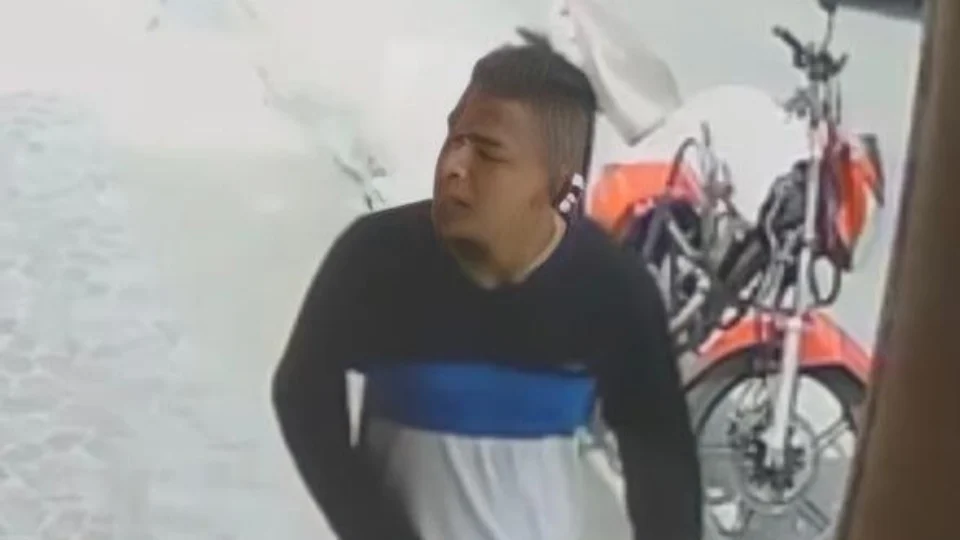 Homem reage a assalto e leva tiro; Veja os vídeos do momento do crime.