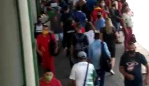 Vídeo mostra a aglomeração de pessoas no terminal 4 mesmo com o decreto estabelecido pela Justiça