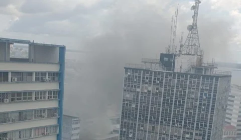 VEJA VIDEO! Incêndio neste momento em loja de calçados no Centro de Manaus