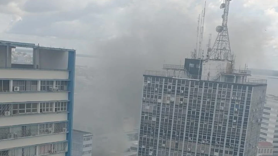VEJA VIDEO! Incêndio neste momento em loja de calçados no Centro de Manaus