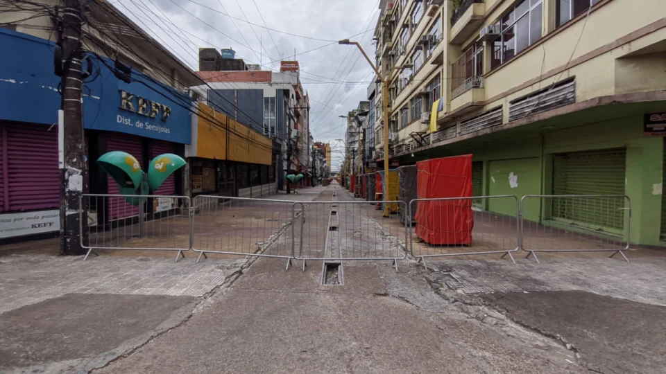 Justiça nega novo recurso e mantém suspensão das atividades não essenciais no AM