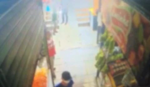 Mulher é esfaqueada por outra em feira de Manaus, após ficar devendo marmita; Veja o vídeo.