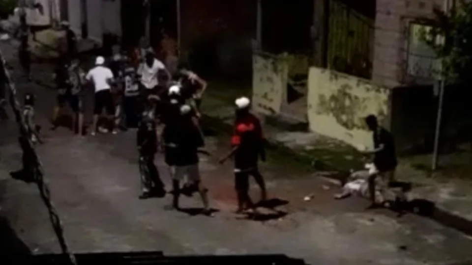 Veja vídeos e imagens de briga entre times