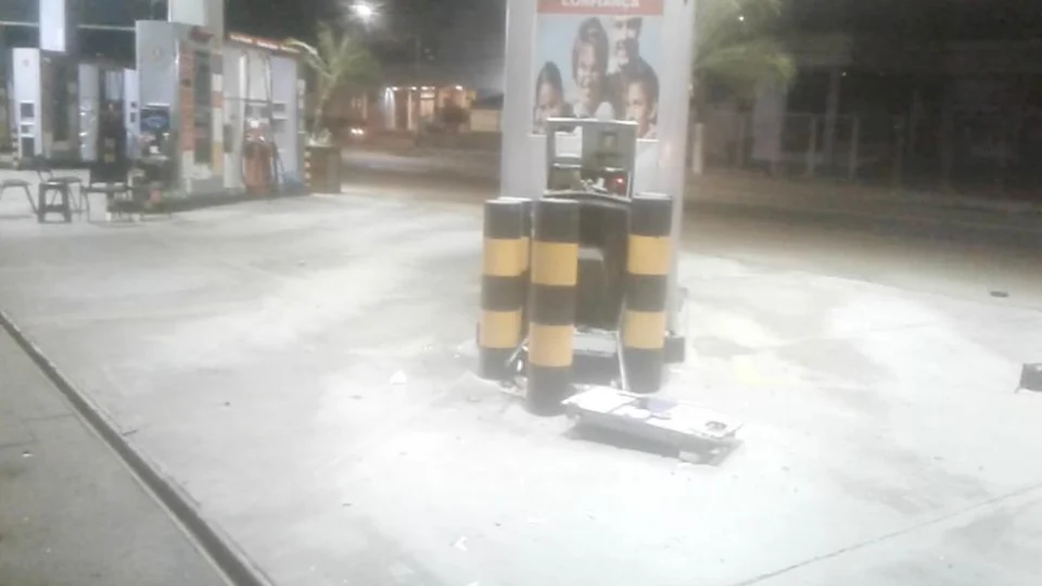 Bandidos explodem e assaltam cofre em Posto de Gasolina no Parque 10; Veja vídeos.