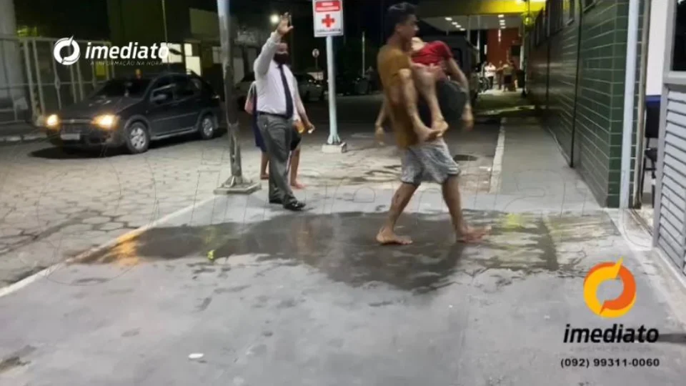 Vídeo mostra jovem chegando baleado no HPS Platão Araújo após tiroteio no Valparaíso