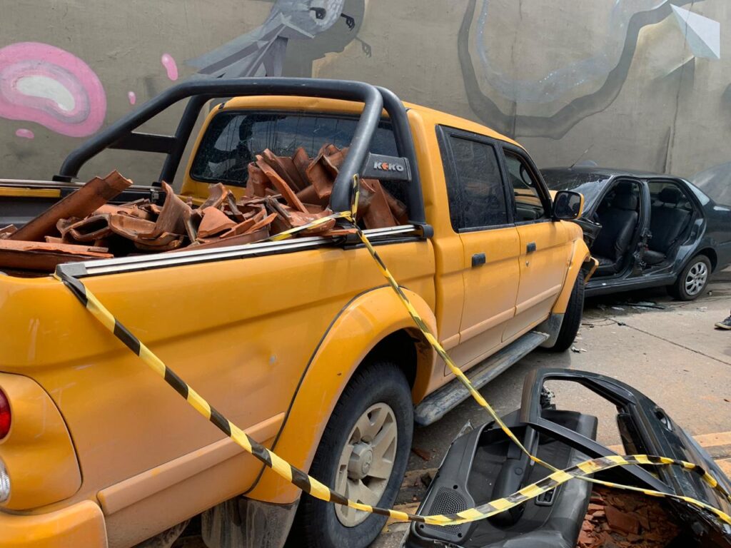 Colisão entre veículos deixa duas vítimas feridas em avenida de Manaus